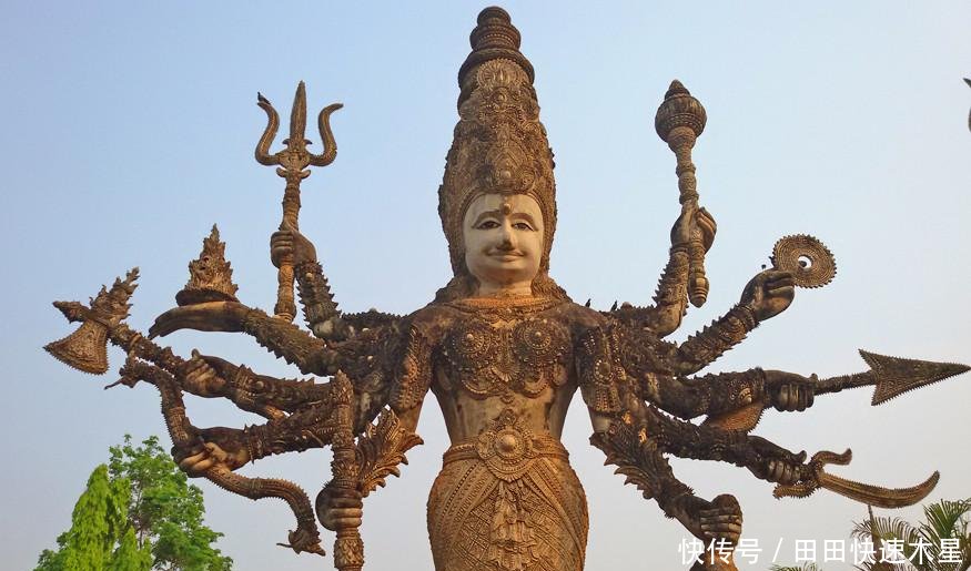 一座叫“鬼窟”公园,布满了数百尊形态诡异,造型夸张的神像