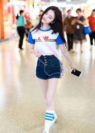 鞠婧祎杨幂王鸥同穿紧身牛仔短裤，网友：谁美谁丑差距一目了然