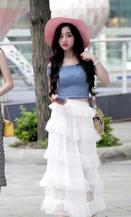 『辣妈』时尚辣妈一字肩配蕾丝裙,满满度假风,温柔生动超吸睛