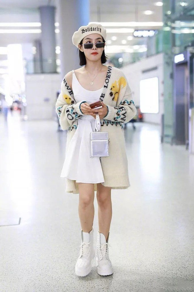 表姐用一条皮裤“进宫”了，Gaga拎的第一只Cline新手袋长什么样?