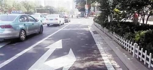 直行加右转车道上等红灯，遇后方狂按喇叭被催促，你会怎么办？