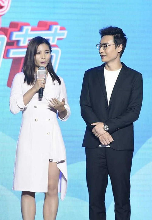  「气质」何姿秦凯合体亮相，女的穿白色连衣裙气质惊艳，男的穿西装超时尚