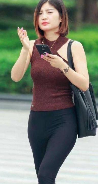 圆润有型的紧身打底裤美女，勾勒女性曼妙优雅的身姿，特别吸睛！