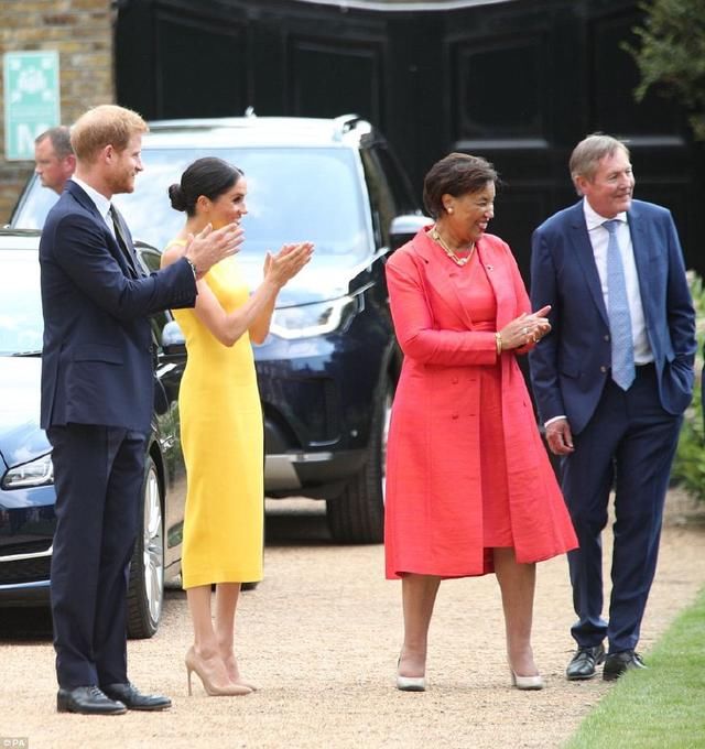 梅根和哈里手牵手秀恩爱，梅根终于穿对了衣服，显出了好身材！