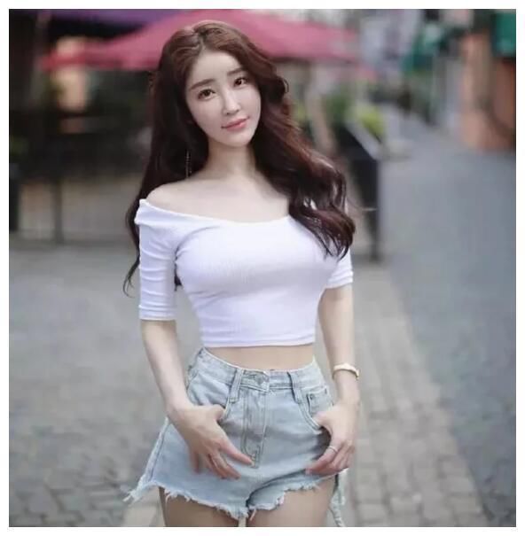 现在年轻女性喜欢穿紧身牛仔短裤及背心，露出标志的小蛮腰!