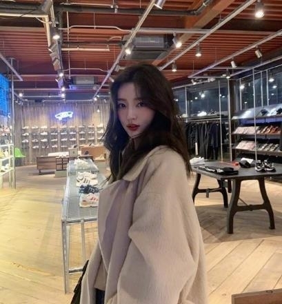卫衣@“可爱精”洪智允上线!麦色大衣搭配同色系卫衣,保暖又有气质!