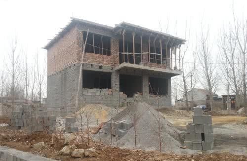 在农村近年不少人房子建好了，为何却迟迟不装修？听听老农怎么说