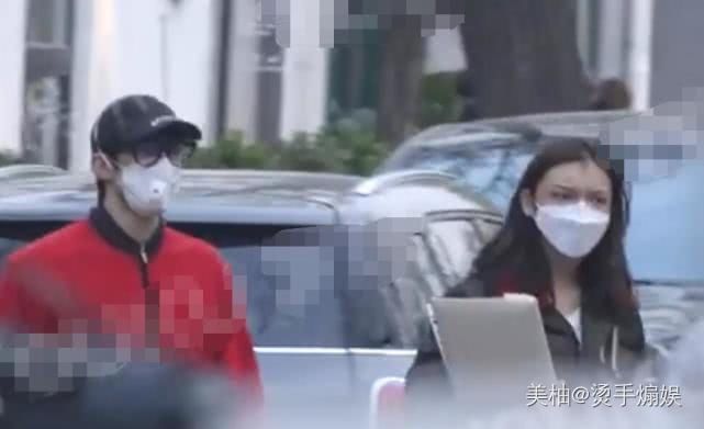  『李治廷』李治廷公开恋情后与女友首露面，外出散步甜蜜互动超恩爱