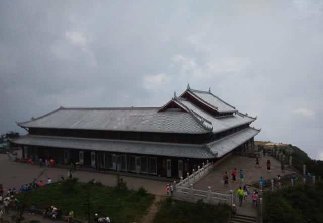 四川香火很旺盛的一座寺庙，地处峨眉山仙峰岩下，有百年历史