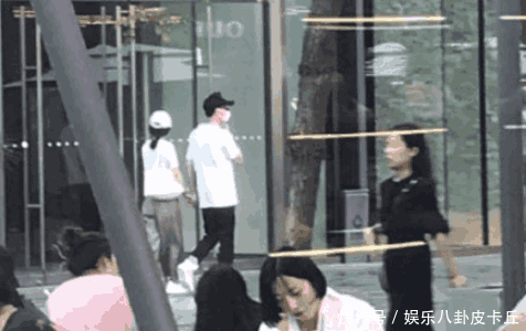 赵丽颖冯绍峰恋情到底是真是假, 网友: 给个痛快话, 别故弄玄虚了