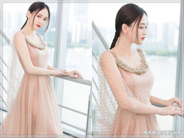 陈乔恩穿印花连衣裙嫩出新高度，38岁美成18岁，连气质都变了