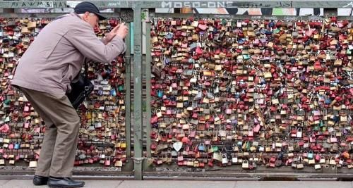 你们的爱情信物，都变成了景区垃圾