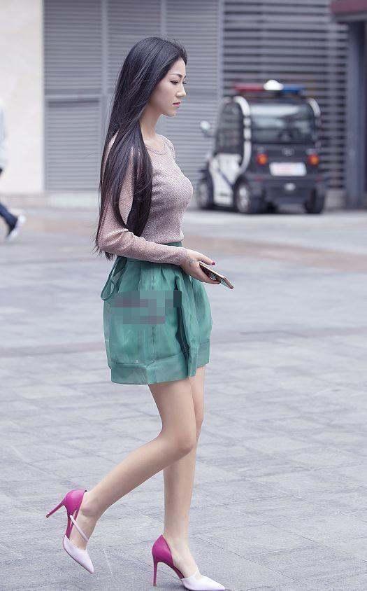 街拍:身材热辣火爆的小姐姐,是不是每个男人梦中的女神!