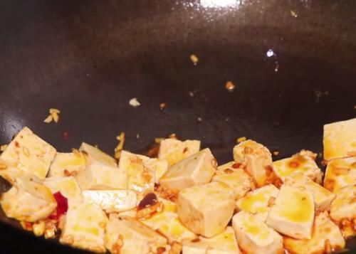 『家常菜』香辣可口的红烧豆腐,嫩滑入味,营养下饭,不错的美味家常菜