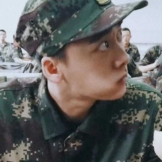 李易峰参加火箭军婚礼