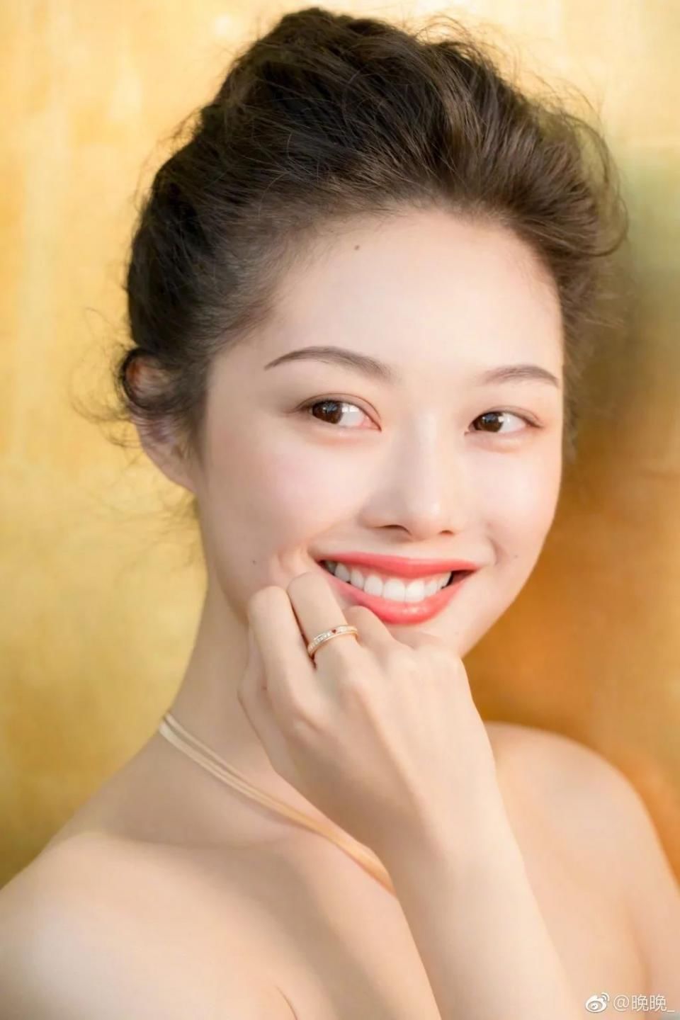 曾经的豆瓣女神变这样了?她炒火的油画妆才是真无敌!