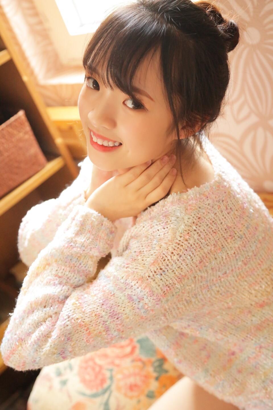 长腿美女小露香肩诱惑性感图片