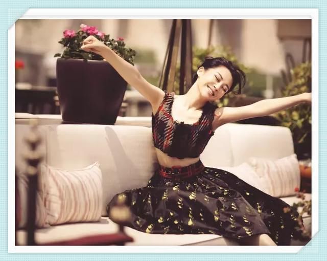 许晴脚踩“阴阳鞋”亮瞎你，下衣失踪像少女，网友:欣赏不来!