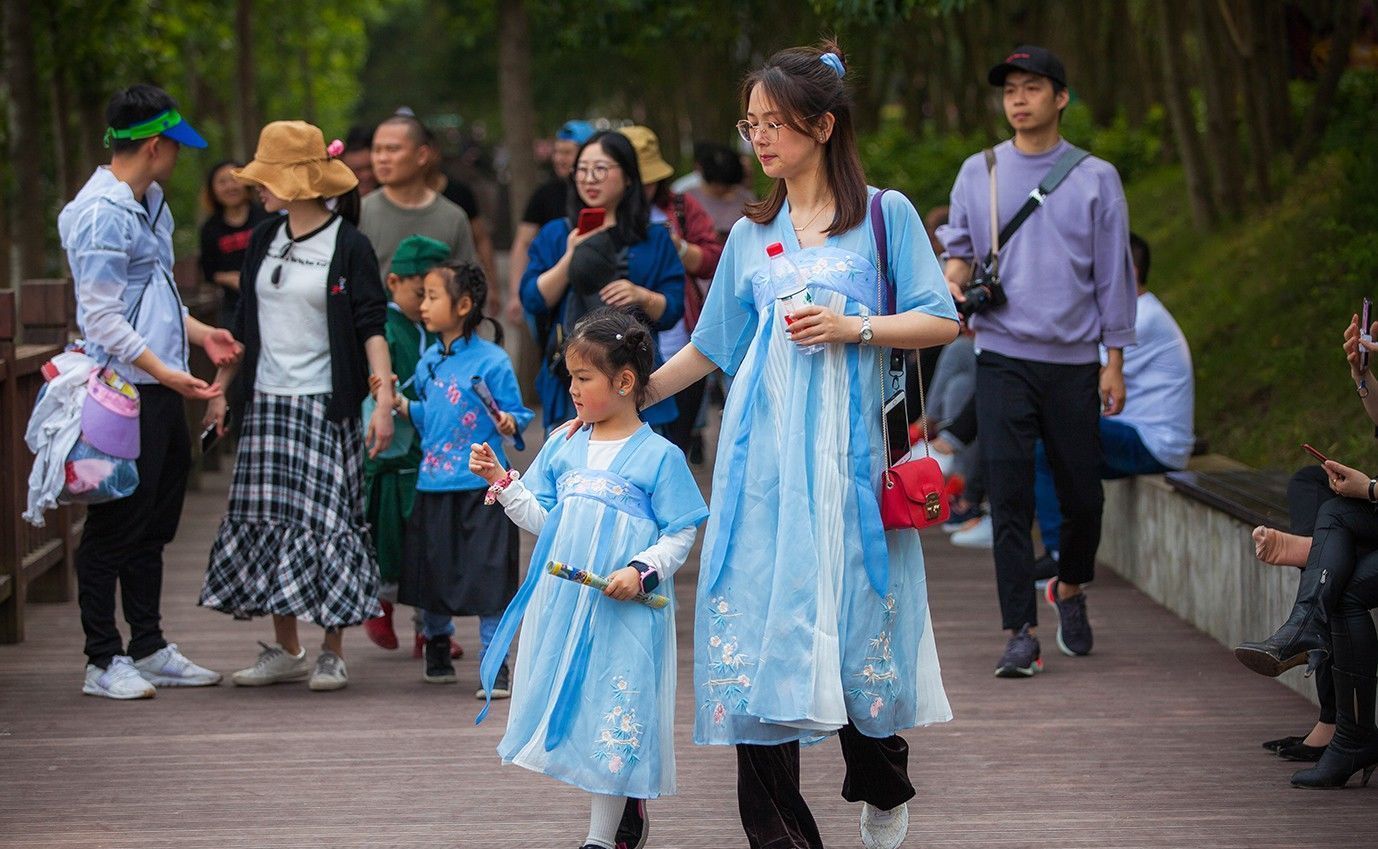 如今有人喜欢唐装汉服，为何日本人穿和服，中国人不恢复穿汉服?