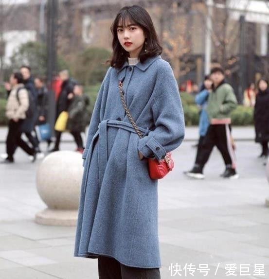 『尽显』时尚靓丽的美女街拍:潮流的美女,尽显婀娜多姿的美