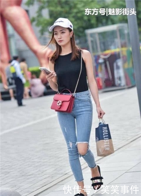  [时髦]时髦的外国小姐姐，连体裤搭配高跟凉鞋，性感又带着小清新的味道