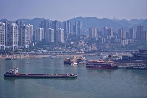 国庆重庆游客3859万人，明明比成都多1800万，为啥收入少100亿？