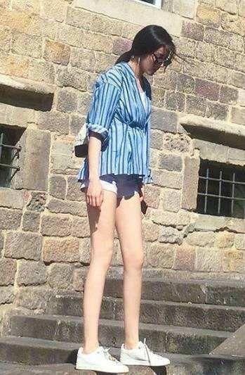 热巴最新海边照曝光，“花裙代言人”名不虚传，眼神里都是妩媚!