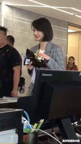 郑爽姚笛撞衫:学生和成人的区别，她的诱惑确实太大了