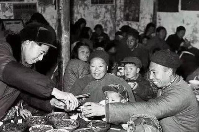 60年前，人民公社“大锅饭”的照片，好不欢乐！