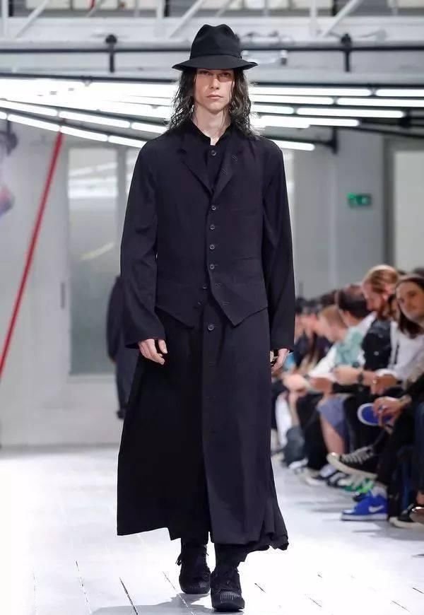  时装秀：Yohji Yamamoto 2020 春夏时装秀：山本耀司的黑色诗意想象