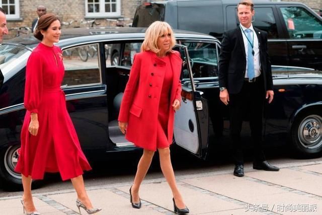 65岁法国第一夫人红衣好惊艳，撞衫68岁马克龙妈妈，气质不相上下
