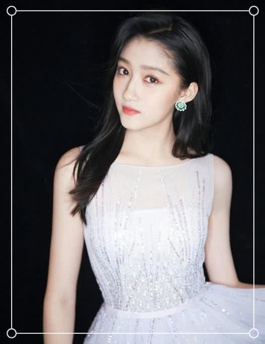 当21岁关晓彤和17岁张子枫同穿白裙，网友:这气质差距岂止4岁?