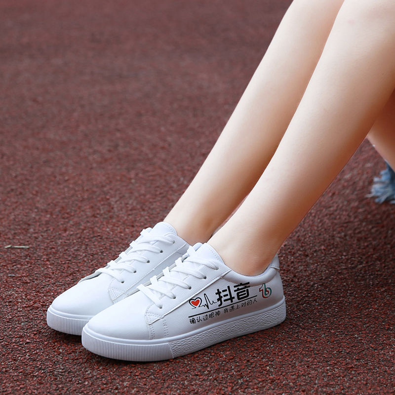 越来越多女人不穿凉鞋，穿新上女鞋，展现年轻活力