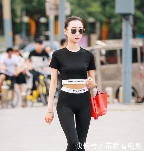 路人街拍，黑色的抹胸搭配黑色的紧身长裙，视觉上非常清新抢眼