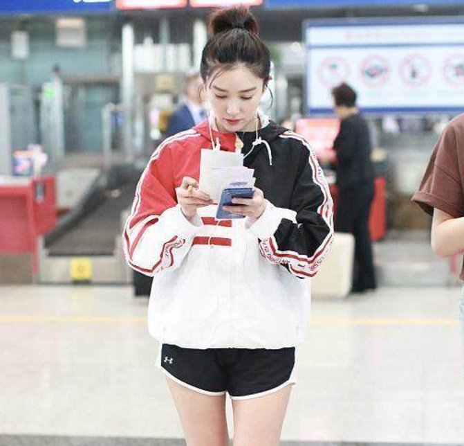 佟丽娅撞衫阚清子，差距一目了然，没佟丽娅腿别把运动短裤当热裤