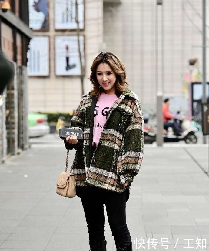 #身材#美女街拍:时尚穿搭的小姐姐,青春靓丽,身材婀娜多姿!