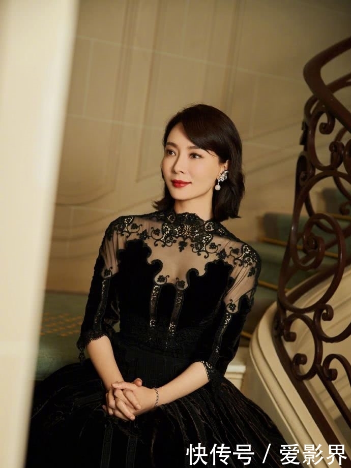  『巴掌』她是董卿心中优雅女人典范，43岁气质好，一袭红裙凸显“巴掌腰”
