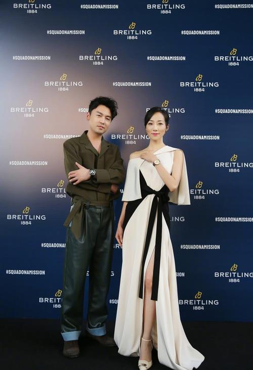 韩雪游客照,腿长1米8快戳穿屏幕,有谁注意到她手里的东西?真接