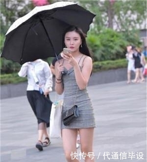  『小姐姐』街拍：身材圆润的小姐姐，大长腿十分亮眼，让人难忘