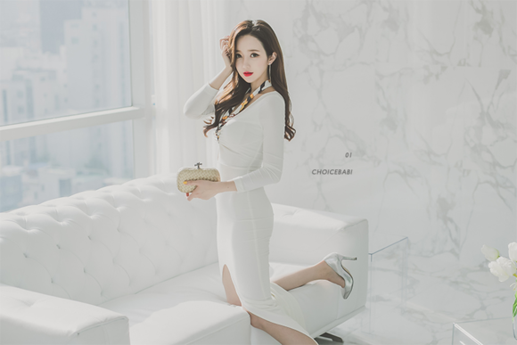 红唇美女李妍静紧身长裙完美曲线写真