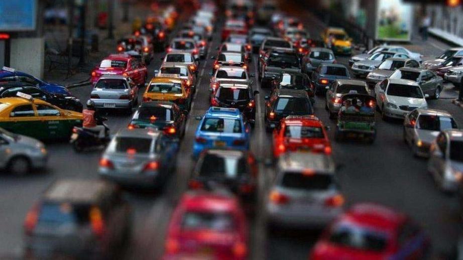 为什么开车上路，看到有些司机明明右转，却打开着左转向灯？