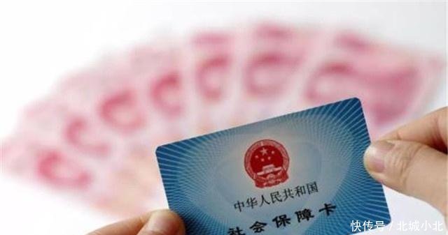  「缴费基数」30岁开始自己每年存一万元和每年缴纳社保, 退休后