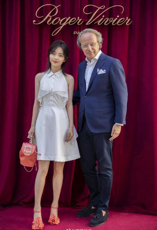 谭松韵首次征战时装周！看秀造型清纯大方，28岁了穿成18岁的模样