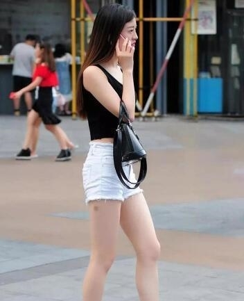 适合:气质满分的小姐姐,大长腿配高跟鞋很适合,回头率很高,路人街拍