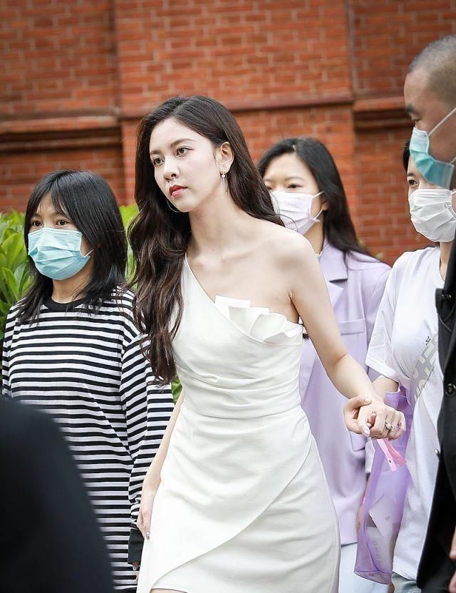  #白裙#宋妍菲穿白裙秀窈窕身段，穿白色西装潇洒迷人，天生丽质有星味