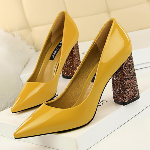 现在女人早不穿奶奶鞋,就穿这样高跟鞋,美轮美奂,显高10公分