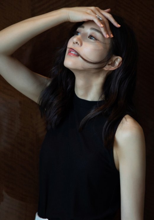 张钧宁时尚大片,身着MassimoDutti礼服,长发飞舞,优雅大气