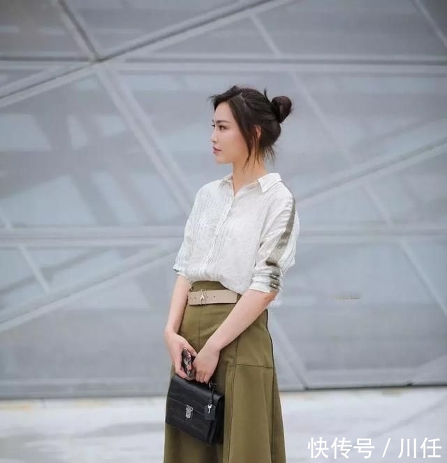 『天使』街拍,她有着天使般美丽面孔,衣着大方让人感受到最自然的美