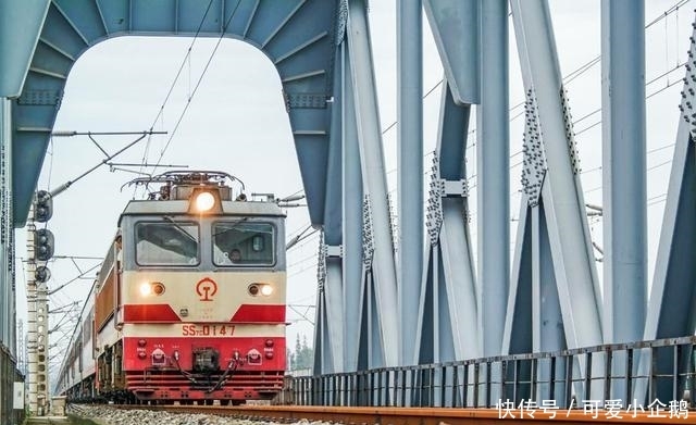 铁路线旁边写的“禁止双弓”是什么意思? 答案和你想的不一样