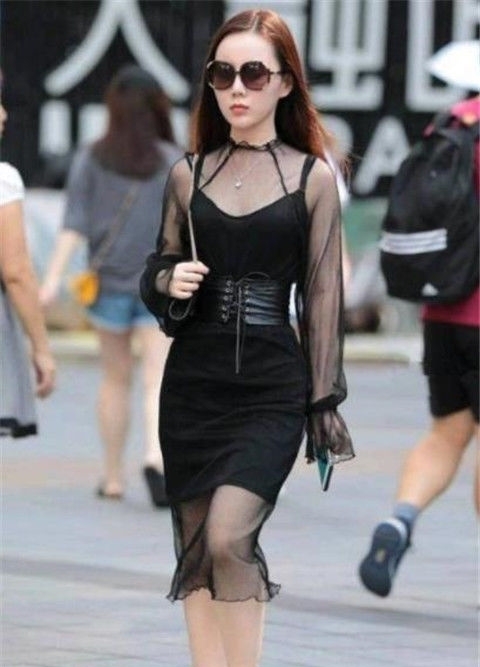  有型：个性时尚的美女街拍：身材高挑有型的美女，让人看了又看
